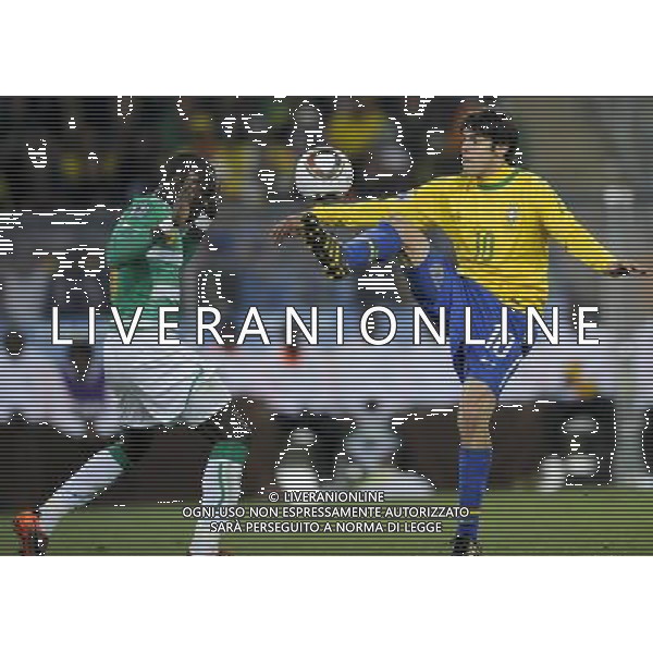 Brazil\'s KAKA (R) vies for the ball with Cote d\'Ivoire\'s Ismael TIOTE (L) during the World Cup group G soccer match between Brazil and Cote d\'Ivoire in Johannesburg in South Africa on Sunday, June 20, 2010. Brazil defeated Cote d\'Ivoire 3-1.(Photo By Liao Pan/ColorChinaPhoto) - Ag. Aldo Liverani sas ITALY ONLY BRASILE - COSTA D\'AVORIO FIFA WORLD CUP CAMPIONATI MONDIALI SUD AFRICA 2010