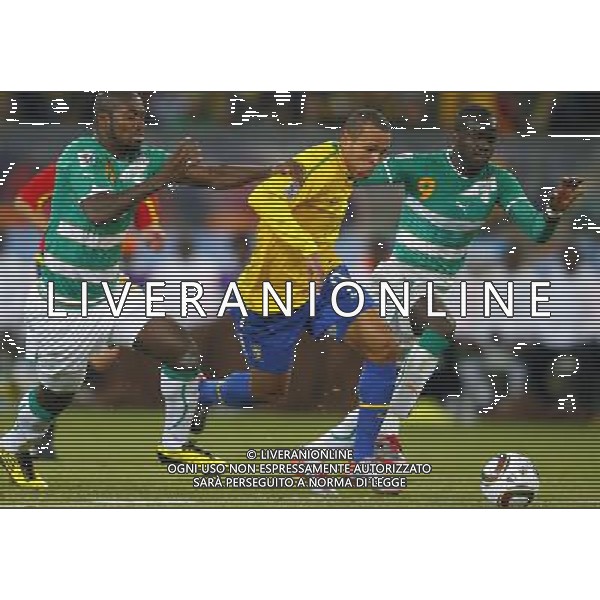 Brazil\'s LUIS FABIANO (C) vies for the ball with Cote d\'Ivoire\'s Yaya TOURE (L) and Ismael TIOTE (R) during the World Cup group G soccer match between Brazil and Cote d\'Ivoire in Johannesburg in South Africa on Sunday, June 20, 2010. Brazil defeated Cote d\'Ivoire 3-1.(Photo By Wei Zheng/ColorChinaPhoto) - Ag. Aldo Liverani sas ITALY ONLY BRASILE - COSTA D\'AVORIO FIFA WORLD CUP CAMPIONATI MONDIALI SUD AFRICA 2010