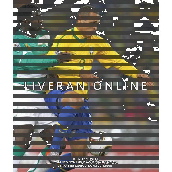 Brazil\'s LUIS FABIANO (R) vies for the ball with Cote d\'Ivoire\'s Kolo TOURE (L) during the World Cup group G soccer match between Brazil and Cote d\'Ivoire in Johannesburg in South Africa on Sunday, June 20, 2010. Brazil defeated Cote d\'Ivoire 3-1.(Photo By Wei Zheng/ColorChinaPhoto) - Ag. Aldo Liverani sas ITALY ONLY BRASILE - COSTA D\'AVORIO FIFA WORLD CUP CAMPIONATI MONDIALI SUD AFRICA 2010