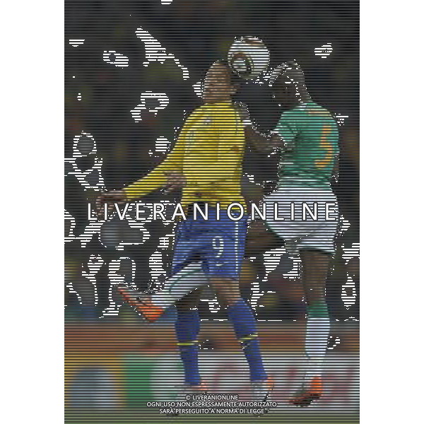 Brazil\'s LUIS FABIANO (L) vies for the ball with Cote d\'Ivoire\'s Didier ZOKORA (R) during the World Cup group G soccer match between Brazil and Cote d\'Ivoire in Johannesburg in South Africa on Sunday, June 20, 2010. Brazil defeated Cote d\'Ivoire 3-1.(Photo By Liao Pan/ColorChinaPhoto) - Ag. Aldo Liverani sas ITALY ONLY BRASILE - COSTA D\'AVORIO FIFA WORLD CUP CAMPIONATI MONDIALI SUD AFRICA 2010