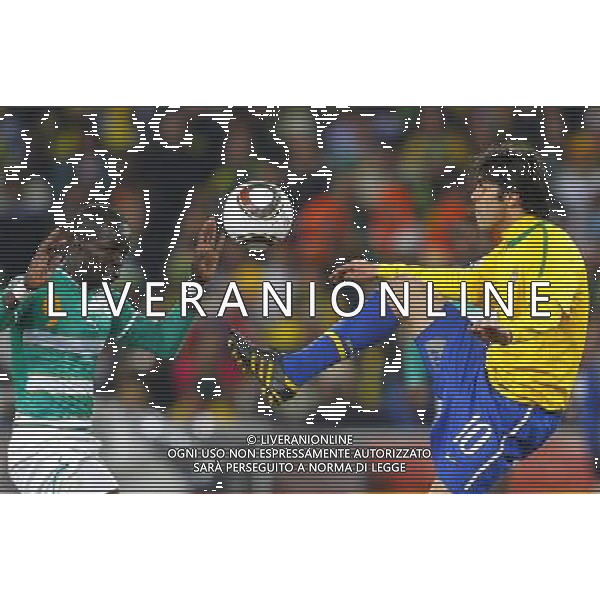 Brazil\'s KAKA (R) vies for the ball with Cote d\'Ivoire\'s Ismael TIOTE (L) during the World Cup group G soccer match between Brazil and Cote d\'Ivoire in Johannesburg in South Africa on Sunday, June 20, 2010. Brazil defeated Cote d\'Ivoire 3-1.(Photo By Wei Zheng/ColorChinaPhoto) - Ag. Aldo Liverani sas ITALY ONLY BRASILE - COSTA D\'AVORIO FIFA WORLD CUP CAMPIONATI MONDIALI SUD AFRICA 2010