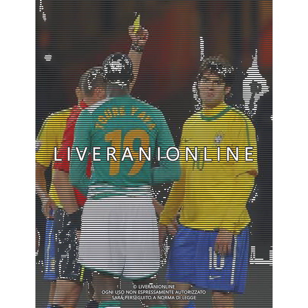 Brazil\'s KAKA (R) receives a yellow card as Cote d\'Ivoire\'s Yaya TOURE (C) looks on during the World Cup group G soccer match between Brazil and Cote d\'Ivoire in Johannesburg in South Africa on Sunday, June 20, 2010. Brazil defeated Cote d\'Ivoire 3-1.(Photo By Wei Zheng/ColorChinaPhoto) - Ag. Aldo Liverani sas ITALY ONLY BRASILE - COSTA D\'AVORIO FIFA WORLD CUP CAMPIONATI MONDIALI SUD AFRICA 2010