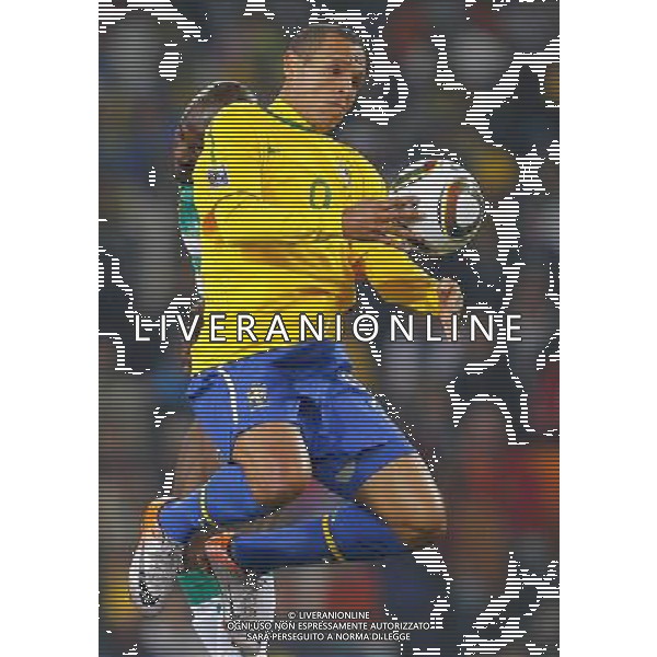 Brazil\'s LUIS FABIANO (R) vies for the ball with Cote d\'Ivoire\'s Kolo TOURE (L) during the World Cup group G soccer match between Brazil and Cote d\'Ivoire in Johannesburg in South Africa on Sunday, June 20, 2010. Brazil defeated Cote d\'Ivoire 3-1.(Photo By Wei Zheng/ColorChinaPhoto) - Ag. Aldo Liverani sas ITALY ONLY BRASILE - COSTA D\'AVORIO FIFA WORLD CUP CAMPIONATI MONDIALI SUD AFRICA 2010