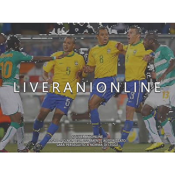 Brazil\'s FELIPE MELO (L2), GILBERTO SILVA (C) and LUCIO (R2) argue with Cote d\'Ivoire\'s ROMARIC (R) and GERVINHO (L) during the World Cup group G soccer match between Brazil and Cote d\'Ivoire in Johannesburg in South Africa on Sunday, June 20, 2010. Brazil defeated Cote d\'Ivoire 3-1.(Photo By Wei Zheng/ColorChinaPhoto) - Ag. Aldo Liverani sas ITALY ONLY BRASILE - COSTA D\'AVORIO FIFA WORLD CUP CAMPIONATI MONDIALI SUD AFRICA 2010