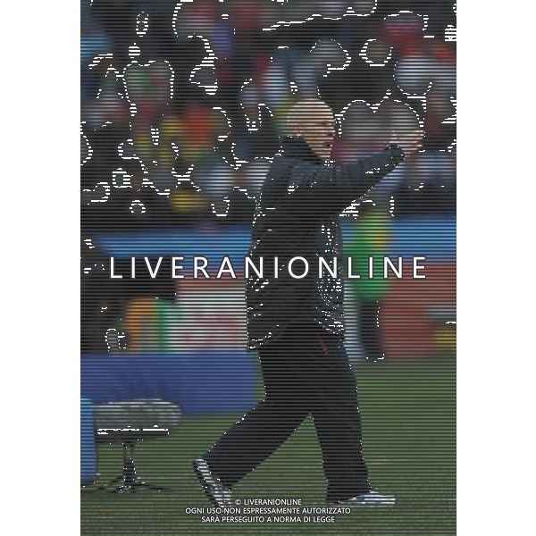 (100618) -- JOHANNESBURG, June 18, 2010 -- Bob Bradley, head coach of the United States gestures during the 2010 World Cup Group C soccer match between the United States and Slovenia at the Ellis Park stadium in Johannesburg, South Africa, on June 18, 2010. Guo Yong) ©Photoshot/Agenzia Aldo Liverani Sas - ITALY ONLY: SLOVENIA - STATI UNITI (USA) FIFA WORLD CUP CAMPIONATI MONDIALI SUD AFRICA 2010