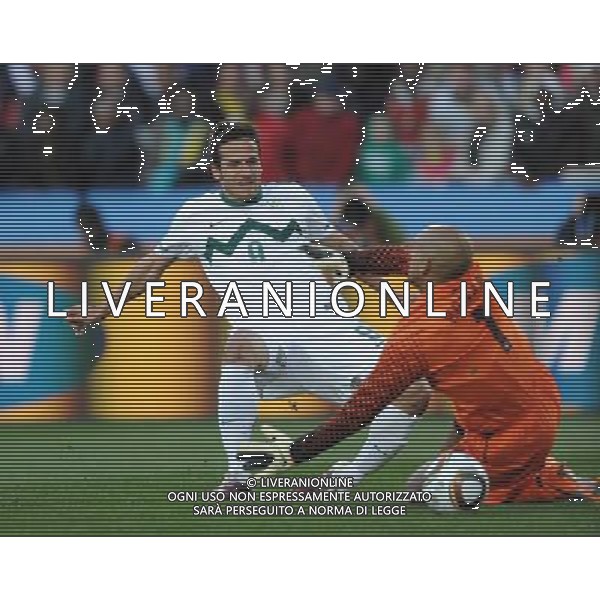 (100618) -- JOHANNESBURG, June 18, 2010 -- Zlatan Ljubijankic (L) of Slovenia kicks the ball past the U.S. goalkeeper Tim Howard during the 2010 World Cup Group C soccer match between the United States and Slovenia at the Ellis Park stadium in Johannesburg, South Africa, on June 18, 2010. Guo Yong) (zc) ©Photoshot/Agenzia Aldo Liverani Sas - ITALY ONLY: SLOVENIA - STATI UNITI (USA) FIFA WORLD CUP CAMPIONATI MONDIALI SUD AFRICA 2010