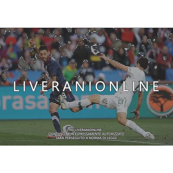 (100618) -- JOHANNESBURG, June 18, 2010 -- Bojan Jokic (R) of Slovenia vies with Clint Dempsey of the United States during the 2010 World Cup Group C soccer match between the United States and Slovenia at the Ellis Park stadium in Johannesburg, South Africa, on June 18, 2010. Wang Yuguo) (zc) ©Photoshot/Agenzia Aldo Liverani Sas - ITALY ONLY: SLOVENIA - STATI UNITI (USA) FIFA WORLD CUP CAMPIONATI MONDIALI SUD AFRICA 2010