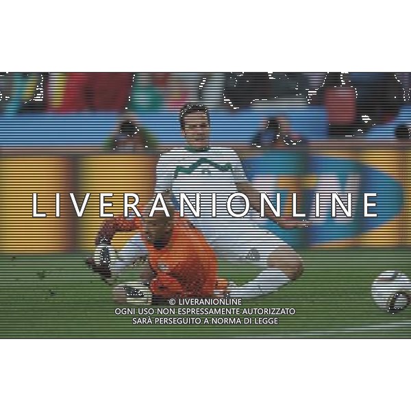 (100618) -- JOHANNESBURG, June 18, 2010 -- Zlatan Ljubijankic (R) of Slovenia kicks the ball past the U.S. goalkeeper Tim Howard during the 2010 World Cup Group C soccer match between the United States and Slovenia at the Ellis Park stadium in Johannesburg, South Africa, on June 18, 2010. Guo Yong) (zc) ©Photoshot/Agenzia Aldo Liverani Sas - ITALY ONLY: SLOVENIA - STATI UNITI (USA) FIFA WORLD CUP CAMPIONATI MONDIALI SUD AFRICA 2010