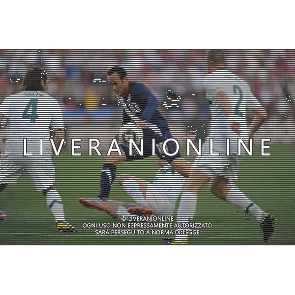 (100618) -- JOHANNESBURG, June 18, 2010 -- Landon Donovan of the United States drives the ball during the 2010 World Cup Group C soccer match against Slovenia at the Ellis Park stadium in Johannesburg, South Africa, on June 18, 2010. Wang Yuguo) (zc) ©Photoshot/Agenzia Aldo Liverani Sas - ITALY ONLY: SLOVENIA - STATI UNITI (USA) FIFA WORLD CUP CAMPIONATI MONDIALI SUD AFRICA 2010