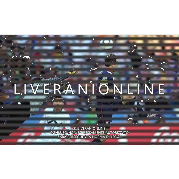 (100618) -- JOHANNESBURG, June 18, 2010 -- Slovenia\'s goalkeeper Samir Handanovic (L) makes a save during the 2010 World Cup Group C soccer match between the United States and Slovenia at the Ellis Park stadium in Johannesburg, South Africa, on June 18, 2010.Wang Yuguo) ©Photoshot/Agenzia Aldo Liverani Sas - ITALY ONLY: SLOVENIA - STATI UNITI (USA) FIFA WORLD CUP CAMPIONATI MONDIALI SUD AFRICA 2010