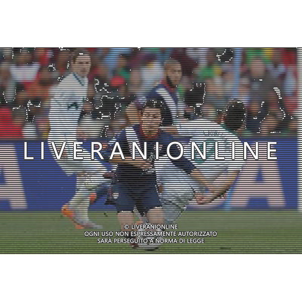 (100618) -- JOHANNESBURG, June 18, 2010 -- Jose Francisco Torres (C) of the United States vies with Zlatan Ljubijankic (R) of Slovenia during the 2010 World Cup Group C soccer match between the United States and Slovenia at the Ellis Park stadium in Johannesburg, South Africa, on June 18, 2010. Wang Yuguo) (zc) ©Photoshot/Agenzia Aldo Liverani Sas - ITALY ONLY: SLOVENIA - STATI UNITI (USA) FIFA WORLD CUP CAMPIONATI MONDIALI SUD AFRICA 2010