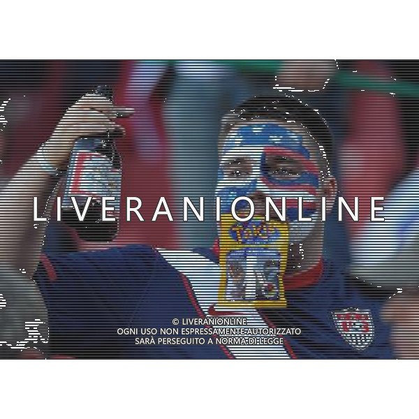 (100618) -- JOHANNESBURG, June 18, 2010 -- A U.S. suppourter holds two beer bottles in his hand and a bag of snack in his mouth prior to the 2010 World Cup Group C soccer match between the United States and Slovenia at the Ellis Park stadium in Johannesburg, South Africa, on June 18, 2010. Wang Yuguo) (zc) ©Photoshot/Agenzia Aldo Liverani Sas - ITALY ONLY: SLOVENIA - STATI UNITI (USA) FIFA WORLD CUP CAMPIONATI MONDIALI SUD AFRICA 2010