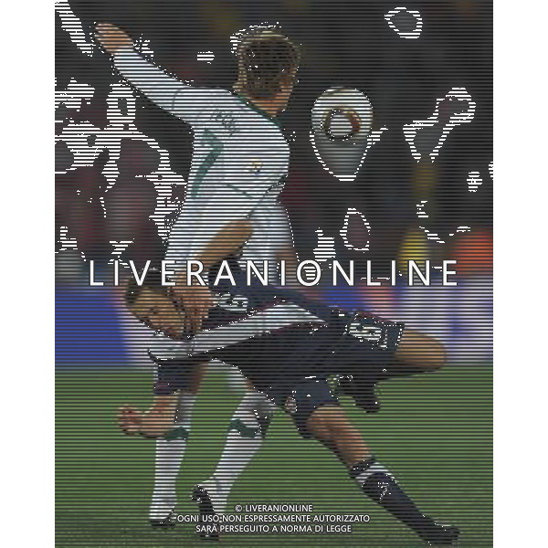 (100618) -- JOHANNESBURG, June 18, 2010 -- Steve Cherundolo (Bottom) of the United States vies with Nejc Pecnik of Slovenia during the 2010 World Cup Group C soccer matchat the Ellis Park stadium in Johannesburg, South Africa, on June 18, 2010. The match ended 2-2. Wang Yuguo) (zc) ©Photoshot/Agenzia Aldo Liverani Sas - ITALY ONLY: SLOVENIA - STATI UNITI (USA) FIFA WORLD CUP CAMPIONATI MONDIALI SUD AFRICA 2010