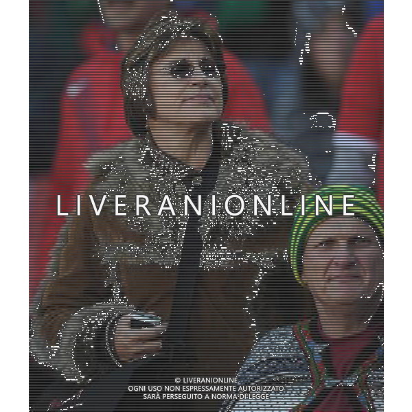 (100618) -- JOHANNESBURG, June 18, 2010 -- A woman supporter wearing a thick coat watches the game during the 2010 World Cup Group C soccer match between the United States and Slovenia at the Ellis Park stadium in Johannesburg, South Africa, on June 18, 2010. The match ended 2-2. Wang Yuguo) (zc) ©Photoshot/Agenzia Aldo Liverani Sas - ITALY ONLY: SLOVENIA - STATI UNITI (USA) FIFA WORLD CUP CAMPIONATI MONDIALI SUD AFRICA 2010