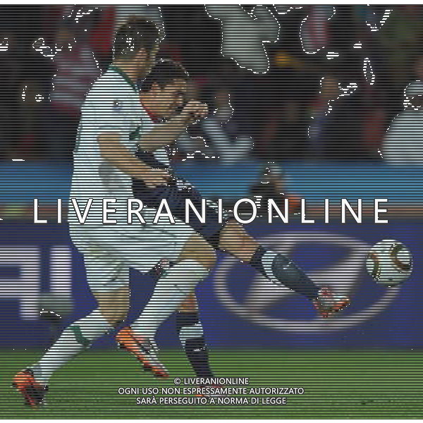 (100618) -- JOHANNESBURG, June 18, 2010 -- Herculez Gomez (R) of the United States shoots during the 2010 World Cup Group C soccer match against Slovenia at the Ellis Park stadium in Johannesburg, South Africa, on June 18, 2010. The match ended 2-2. Guo Yong) (zc) ©Photoshot/Agenzia Aldo Liverani Sas - ITALY ONLY: SLOVENIA - STATI UNITI (USA) FIFA WORLD CUP CAMPIONATI MONDIALI SUD AFRICA 2010