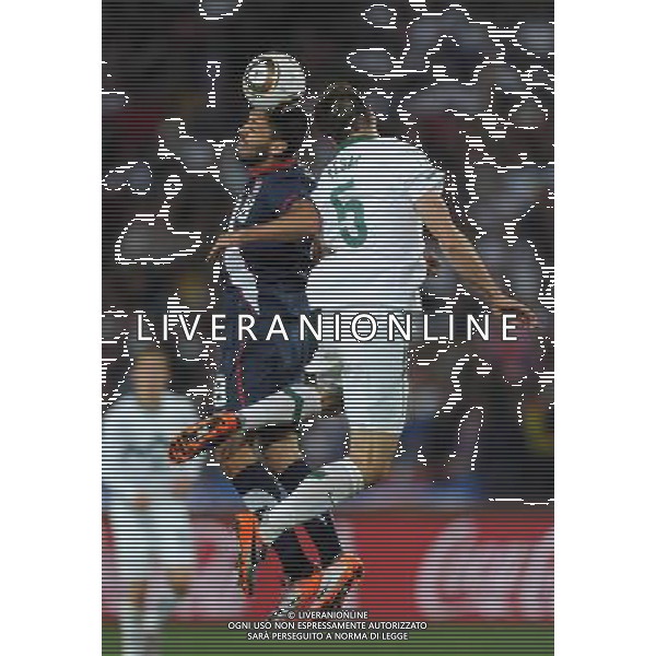 (100618) -- JOHANNESBURG, June 18, 2010 -- Clint Dempsey (L) of the United States fights for the ball with Bostjan Cesar of Slovenia during the 2010 World Cup Group C soccer match at the Ellis Park stadium in Johannesburg, South Africa, on June 18, 2010. Guo Yong) ©Photoshot/Agenzia Aldo Liverani Sas - ITALY ONLY: SLOVENIA - STATI UNITI (USA) FIFA WORLD CUP CAMPIONATI MONDIALI SUD AFRICA 2010