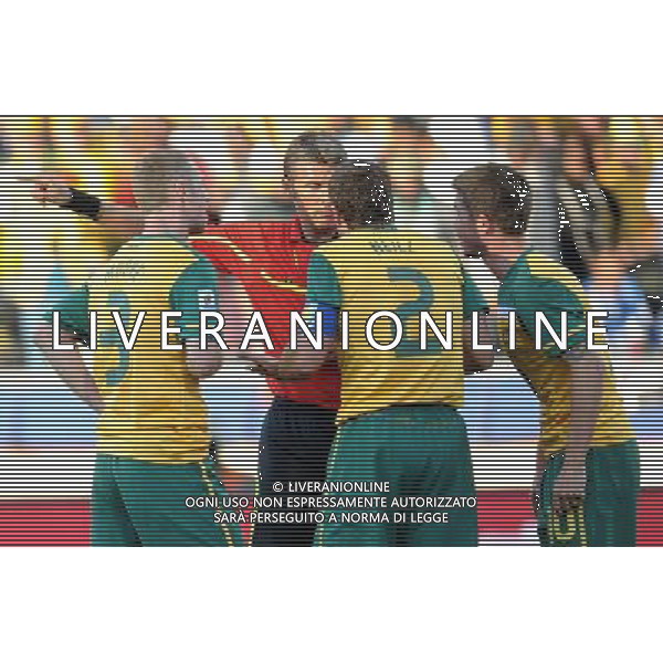 (100619) -- RUSTENBURG, June 19, 2010 () -ARBITRO ROSETTI- Australia\'s Harry Kewell (R) appeals for a hand ball during the 2010 World Cup Group D football match against Ghana at Royal Bafokeng stadium in Rustenburg, South Africa, on June 19, 2010. The match tied 1-1. (/Li Ga)(kh) ©Photoshot/Agenzia Aldo Liverani Sas - ITALY ONLY: GHANA - AUSTRALIA FIFA WORLD CUP CAMPIONATI MONDIALI SUD AFRICA 2010