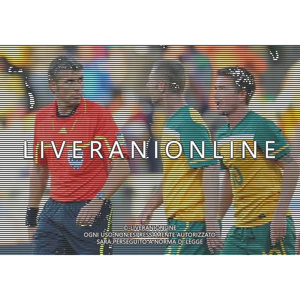 (100619) -- RUSTENBURG, June 19, 2010 () -ARBITRO ROSETTI- Australia\'s Harry Kewell (R) is shown a red card during the 2010 World Cup Group D football match against Ghana at Royal Bafokeng stadium in Rustenburg, South Africa, on June 19, 2010. The match tied 1-1. (/Li Ga)(kh) ©Photoshot/Agenzia Aldo Liverani Sas - ITALY ONLY: GHANA - AUSTRALIA FIFA WORLD CUP CAMPIONATI MONDIALI SUD AFRICA 2010