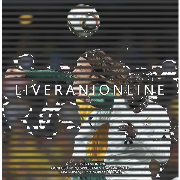(100619) -- RUSTENBURG, June 19, 2010 () -- Ghana\'s Jonathan Mensah (R) vies with Australia\'s Joshua Kennedy during the 2010 World Cup Group D football match at Royal Bafokeng stadium in Rustenburg, South Africa, on June 19, 2010. The match tied 1-1. (/Li Ga)(kh) ©Photoshot/Agenzia Aldo Liverani Sas - ITALY ONLY: GHANA - AUSTRALIA FIFA WORLD CUP CAMPIONATI MONDIALI SUD AFRICA 2010