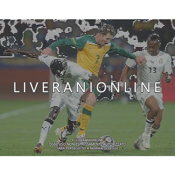 (100619) -- RUSTENBURG, June 19, 2010 () -- Australia\'s Brett Emerton (C) breaks through during the 2010 World Cup Group D football match against Ghana at Royal Bafokeng stadium in Rustenburg, South Africa, on June 19, 2010. The match tied 1-1. (/Li Ga)(kh) ©Photoshot/Agenzia Aldo Liverani Sas - ITALY ONLY: GHANA - AUSTRALIA FIFA WORLD CUP CAMPIONATI MONDIALI SUD AFRICA 2010