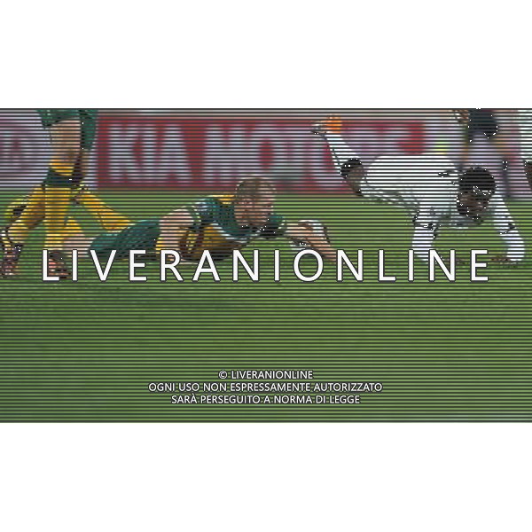 (100619) -- RUSTENBURG, June 19, 2010 () -- Ghana\'s Anthony Annan (R) is tackled during the 2010 World Cup Group D football match against Australia at Royal Bafokeng stadium in Rustenburg, South Africa, on June 19, 2010. The match tied 1-1. (/Li Ga)(kh) ©Photoshot/Agenzia Aldo Liverani Sas - ITALY ONLY: GHANA - AUSTRALIA FIFA WORLD CUP CAMPIONATI MONDIALI SUD AFRICA 2010