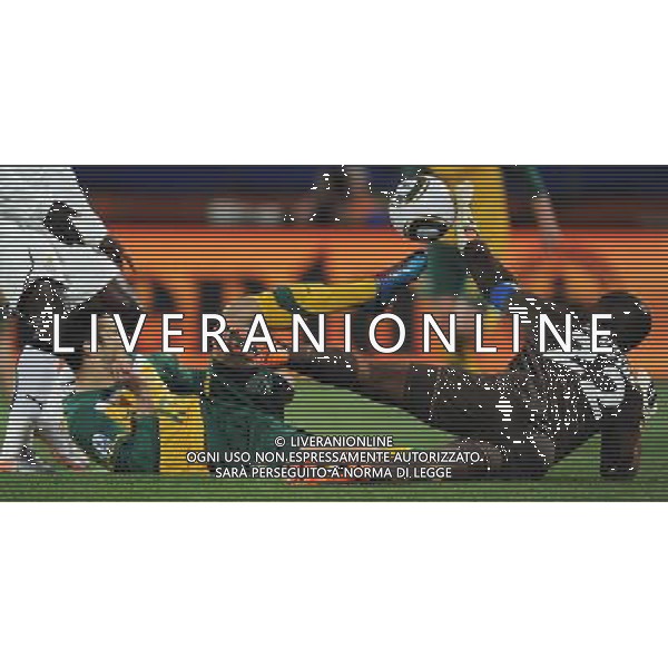 RUSTENBURG(100619) -- RUSTENBURG, June 19, 2010 () -- Ghana\'s goalkeeper Richard Kingson (R) defenses Australia\'s Nikita Rukavytsya during the 2010 World Cup Group D football match at Royal Bafokeng stadium in Rustenburg, South Africa, on June 19, 2010. The match tied 1-1. (/Li Ga)(kh) ©Photoshot/Agenzia Aldo Liverani Sas - ITALY ONLY: GHANA - AUSTRALIA FIFA WORLD CUP CAMPIONATI MONDIALI SUD AFRICA 2010