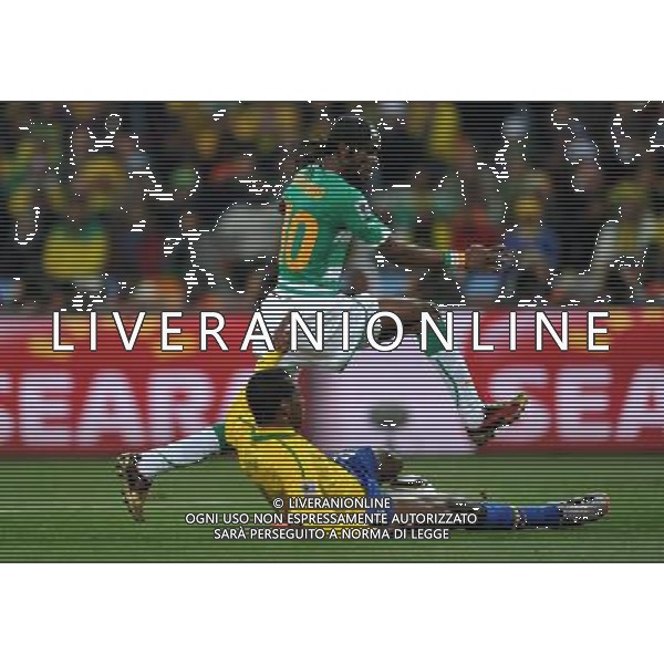 (100621) -- JOHANNESBURG, June 21, 2010 () -- Gervinho of Ivory Coast(top) jumps for the ball during the Group G soccer match against Brazil at 2010 FIFA World Cup at Soccer City stadium in Johannesburg, South Africa, on June 20, 2010. Brazil won 3-1. (/Yang Lei)(xm) ©Photoshot/Agenzia Aldo Liverani Sas - ITALY ONLY: BRASILE - COSTA D\'AVORIO FIFA WORLD CUP CAMPIONATI MONDIALI SUD AFRICA 2010