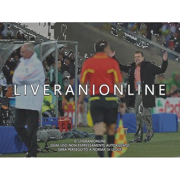 (100621) -- JOHANNESBURG, June 21, 2010 () -- Dunga(R), head coach of Brazil, shows his disagreement to the referee during the Group G soccer match against Ivory Coast at 2010 FIFA World Cup at Soccer City stadium in Johannesburg, South Africa, on June 20, 2010. Brazil won 3-1. (/Yang Lei)(xm) ©Photoshot/Agenzia Aldo Liverani Sas - ITALY ONLY: BRASILE - COSTA D\'AVORIO FIFA WORLD CUP CAMPIONATI MONDIALI SUD AFRICA 2010