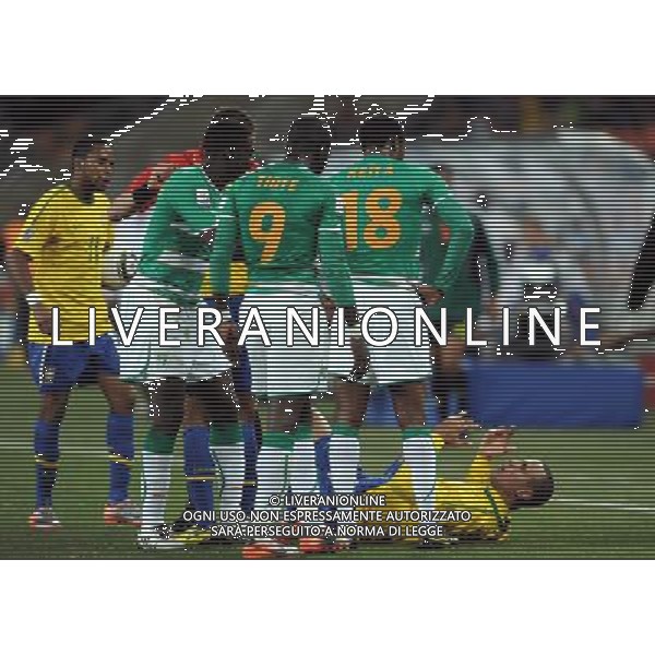 (100621) -- JOHANNESBURG, June 21, 2010 () -- Luis Fabiano of Brazil(1st R) lies on the ground during the Group G soccer match against Ivory Coast at 2010 FIFA World Cup at Soccer City stadium in Johannesburg, South Africa, on June 20, 2010. Brazil won 3-1. (/Wang Yuguo) ©Photoshot/Agenzia Aldo Liverani Sas - ITALY ONLY: BRASILE - COSTA D\'AVORIO FIFA WORLD CUP CAMPIONATI MONDIALI SUD AFRICA 2010