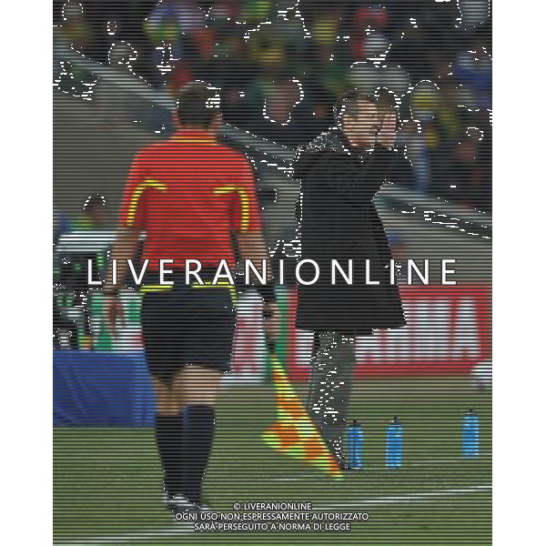 (100621) -- JOHANNESBURG, June 21, 2010 () -- Dunga (R), head coach of Brazil, gestures during the Group G soccer match against Ivory Coast at 2010 FIFA World Cup at Soccer City stadium in Johannesburg, South Africa, on June 20, 2010. Brazil won 3-1. (/Yang Lei)(xm) ©Photoshot/Agenzia Aldo Liverani Sas - ITALY ONLY: BRASILE - COSTA D\'AVORIO FIFA WORLD CUP CAMPIONATI MONDIALI SUD AFRICA 2010