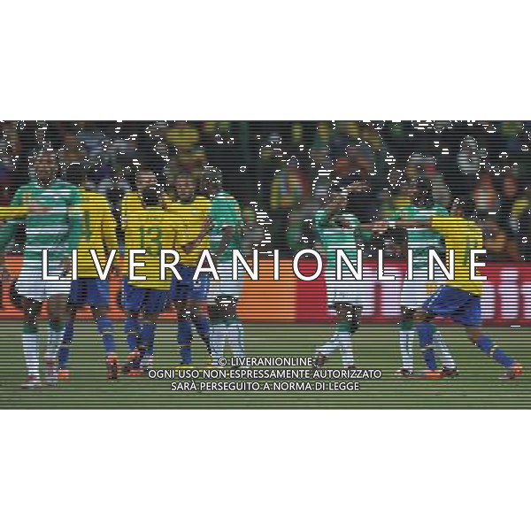 (100621) -- JOHANNESBURG, June 21, 2010 () -- Players of both sides argue during the Group G soccer match between Brazil and Ivory Coast at 2010 FIFA World Cup at Soccer City stadium in Johannesburg, South Africa, on June 20, 2010. Brazil won 3-1. (/Yang Lei)(xm) ©Photoshot/Agenzia Aldo Liverani Sas - ITALY ONLY: BRASILE - COSTA D\'AVORIO FIFA WORLD CUP CAMPIONATI MONDIALI SUD AFRICA 2010