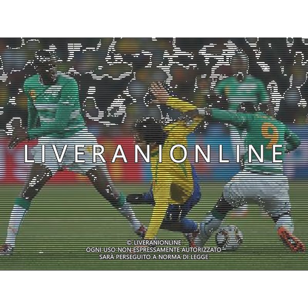 (100621) -- JOHANNESBURG, June 21, 2010 () -- Kaka of Brazil(C) is tightly defended by Ismael Tiote of Ivory Coast(R) during their Group G soccer match at 2010 FIFA World Cup at Soccer City stadium in Johannesburg, South Africa, on June 20, 2010. Brazil won 3-1. (/Yang Lei)(xm) ©Photoshot/Agenzia Aldo Liverani Sas - ITALY ONLY: BRASILE - COSTA D\'AVORIO FIFA WORLD CUP CAMPIONATI MONDIALI SUD AFRICA 2010