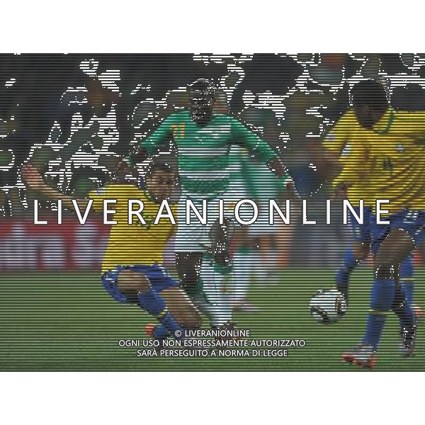 (100621) -- JOHANNESBURG, June 21, 2010 () -- Dani Alves(L) of Brazil fights for the ball with Emmanuel Eboue of Ivory Coast during their Group G soccer match at 2010 FIFA World Cup at Soccer City stadium in Johannesburg, South Africa, on June 20, 2010. Brazil won 3-1. (/Yang Lei) ©Photoshot/Agenzia Aldo Liverani Sas - ITALY ONLY: BRASILE - COSTA D\'AVORIO FIFA WORLD CUP CAMPIONATI MONDIALI SUD AFRICA 2010