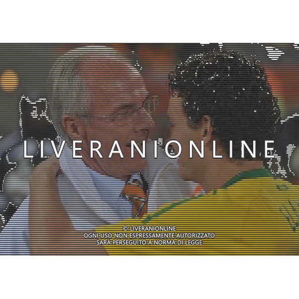 (100621) -- JOHANNESBURG, June 21, 2010 () -- Sven Goran Eriksson(L), head coach of Ivory Coast, hugs Elano of Brazil before their Group G soccer match at 2010 FIFA World Cup at Soccer City stadium in Johannesburg, South Africa, on June 20, 2010. Brazil won 3-1. (/Yang Lei)(xm) ©Photoshot/Agenzia Aldo Liverani Sas - ITALY ONLY: BRASILE - COSTA D\'AVORIO FIFA WORLD CUP CAMPIONATI MONDIALI SUD AFRICA 2010
