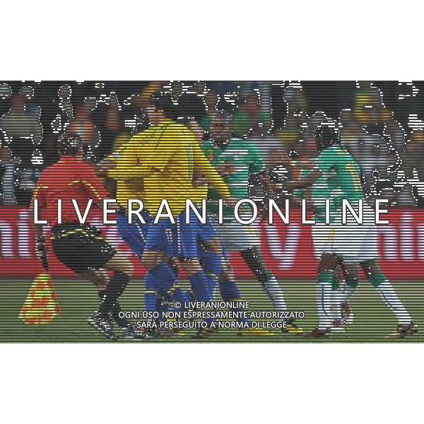 (100621) -- JOHANNESBURG, June 21, 2010 () -- Players of both sides argue during the Group G soccer match between Brazil and Ivory Coast at 2010 FIFA World Cup at Soccer City stadium in Johannesburg, South Africa, on June 20, 2010. Brazil won 3-1. (/Yang Lei)(xm) ©Photoshot/Agenzia Aldo Liverani Sas - ITALY ONLY: BRASILE - COSTA D\'AVORIO FIFA WORLD CUP CAMPIONATI MONDIALI SUD AFRICA 2010