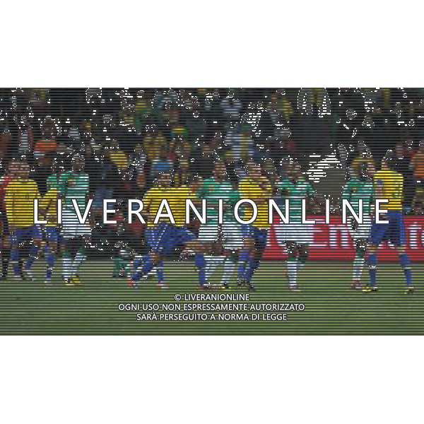 (100621) -- JOHANNESBURG, June 21, 2010 () -- Players of both sides argue during the Group G soccer match between Brazil and Ivory Coast at 2010 FIFA World Cup at Soccer City stadium in Johannesburg, South Africa, on June 20, 2010. Brazil won 3-1. (/Yang Lei)(xm) ©Photoshot/Agenzia Aldo Liverani Sas - ITALY ONLY: BRASILE - COSTA D\'AVORIO FIFA WORLD CUP CAMPIONATI MONDIALI SUD AFRICA 2010