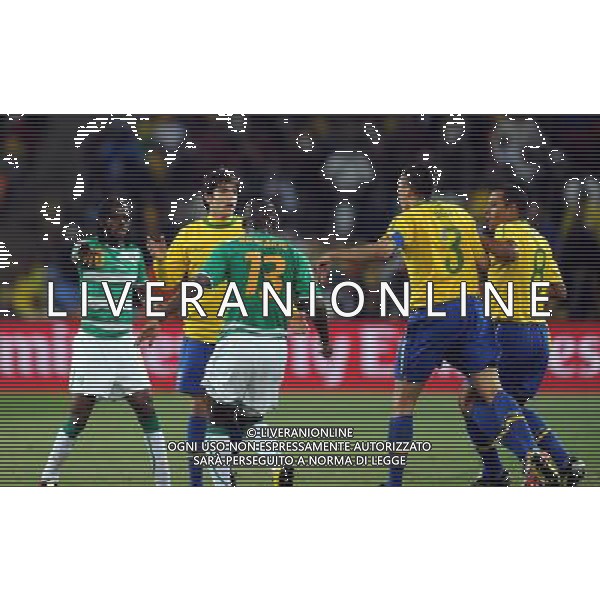 (100621) -- JOHANNESBURG, June 21, 2010 () -- Kaka of Brazil(2nd L) argues during the Group G soccer match against Ivory Coast at 2010 FIFA World Cup at Soccer City stadium in Johannesburg, South Africa, on June 20, 2010. Brazil won 3-1. (/Wang Yuguo)(xm) ©Photoshot/Agenzia Aldo Liverani Sas - ITALY ONLY: BRASILE - COSTA D\'AVORIO FIFA WORLD CUP CAMPIONATI MONDIALI SUD AFRICA 2010