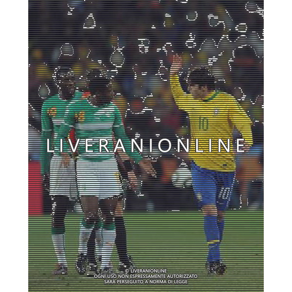 (100621) -- JOHANNESBURG, June 21, 2010 () -- Kaka of Brazil(R) argues with Kader Keita of Ivory Coast(front L) during their Group G soccer match at 2010 FIFA World Cup at Soccer City stadium in Johannesburg, South Africa, on June 20, 2010. Brazil won 3-1. (/Wang Yuguo)(xm) ©Photoshot/Agenzia Aldo Liverani Sas - ITALY ONLY: BRASILE - COSTA D\'AVORIO FIFA WORLD CUP CAMPIONATI MONDIALI SUD AFRICA 2010