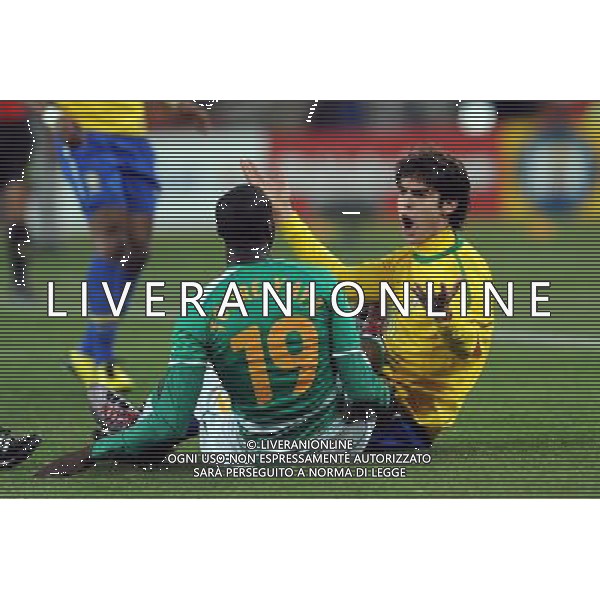 (100621) -- JOHANNESBURG, June 21, 2010 () -- Kaka of Brazil(R) shouts to Yaya Toure of Ivory Coast during their Group G soccer match at 2010 FIFA World Cup at Soccer City stadium in Johannesburg, South Africa, on June 20, 2010. Brazil won 3-1. (/Wang Yuguo)(xm) ©Photoshot/Agenzia Aldo Liverani Sas - ITALY ONLY: BRASILE - COSTA D\'AVORIO FIFA WORLD CUP CAMPIONATI MONDIALI SUD AFRICA 2010