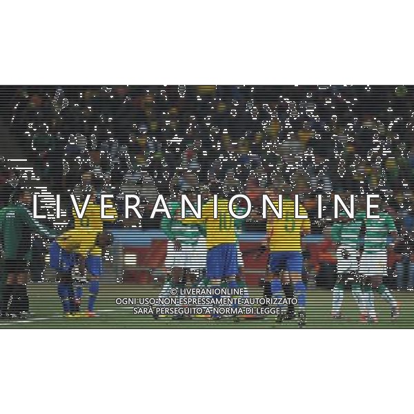 (100621) -- JOHANNESBURG, June 21, 2010 () -- Players of both sides argue during the Group G soccer match between Brazil and Ivory Coast at 2010 FIFA World Cup at Soccer City stadium in Johannesburg, South Africa, on June 20, 2010. Brazil won 3-1. (/Yang Lei)(xm) ©Photoshot/Agenzia Aldo Liverani Sas - ITALY ONLY: BRASILE - COSTA D\'AVORIO FIFA WORLD CUP CAMPIONATI MONDIALI SUD AFRICA 2010