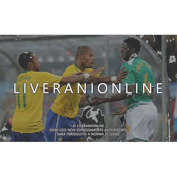 (100621) -- JOHANNESBURG, June 21, 2010 () -- Players of both sides argue during the Group G soccer match between Brazil and Ivory Coast at 2010 FIFA World Cup at Soccer City stadium in Johannesburg, South Africa, on June 20, 2010. Brazil won 3-1. (/Wang Yuguo)(xm) ©Photoshot/Agenzia Aldo Liverani Sas - ITALY ONLY: BRASILE - COSTA D\'AVORIO FIFA WORLD CUP CAMPIONATI MONDIALI SUD AFRICA 2010