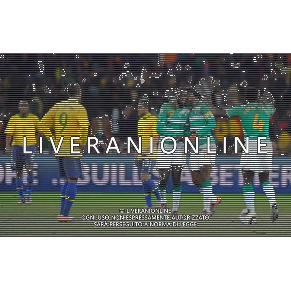 (100621) -- JOHANNESBURG, June 21, 2010 () -- Didier Drogba of Ivory Coast(2nd R) celebrates with teammates for a goal during the Group G soccer match against Brazil at 2010 FIFA World Cup at Soccer City stadium in Johannesburg, South Africa, on June 20, 2010. Brazil won 3-1. (/Wang Yuguo)(xm) ©Photoshot/Agenzia Aldo Liverani Sas - ITALY ONLY: BRASILE - COSTA D\'AVORIO FIFA WORLD CUP CAMPIONATI MONDIALI SUD AFRICA 2010