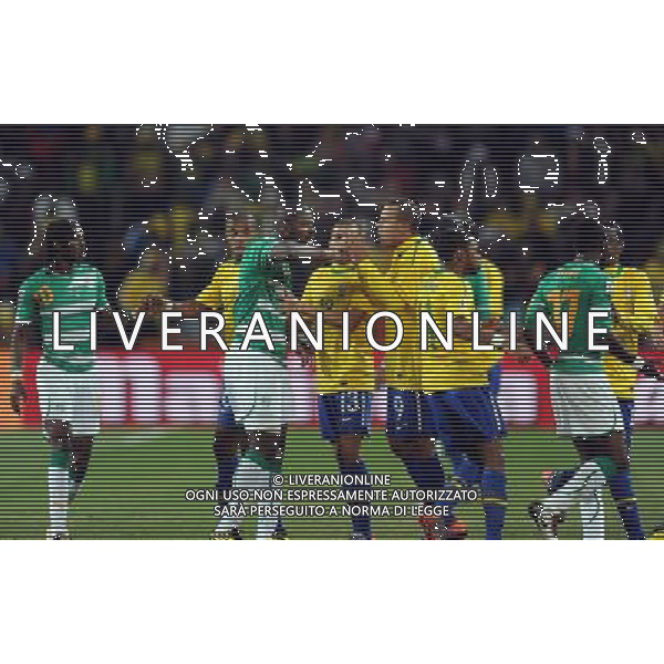 (100621) -- JOHANNESBURG, June 21, 2010 () -- Players of both sides argue during the Group G soccer match between Brazil and Ivory Coast at 2010 FIFA World Cup at Soccer City stadium in Johannesburg, South Africa, on June 20, 2010. Brazil won 3-1. (/Wang Yuguo)(xm) ©Photoshot/Agenzia Aldo Liverani Sas - ITALY ONLY: BRASILE - COSTA D\'AVORIO FIFA WORLD CUP CAMPIONATI MONDIALI SUD AFRICA 2010
