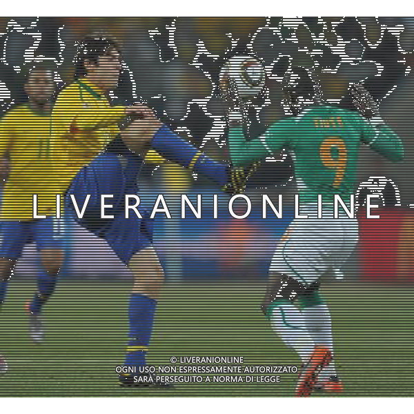(100621) -- JOHANNESBURG, June 21, 2010 () -- Kaka of Brazil(L) fights for the ball with Ismael Tiote of Ivory Coast during their Group G soccer match at 2010 FIFA World Cup at Soccer City stadium in Johannesburg, South Africa, on June 20, 2010. Brazil won 3-1. (/Yang Lei)(xm) ©Photoshot/Agenzia Aldo Liverani Sas - ITALY ONLY: BRASILE - COSTA D\'AVORIO FIFA WORLD CUP CAMPIONATI MONDIALI SUD AFRICA 2010