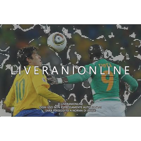 (100621) -- JOHANNESBURG, June 21, 2010 () -- Kaka of Brazil(L) fights for the ball with Ismael Tiote of Ivory Coast during their Group G soccer match at 2010 FIFA World Cup at Soccer City stadium in Johannesburg, South Africa, on June 20, 2010. Brazil won 3-1. (/Yang Lei)(xm) ©Photoshot/Agenzia Aldo Liverani Sas - ITALY ONLY: BRASILE - COSTA D\'AVORIO FIFA WORLD CUP CAMPIONATI MONDIALI SUD AFRICA 2010