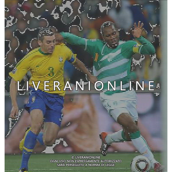 (100621) -- JOHANNESBURG, June 21, 2010 () -- Lucio of Brazil(L) vies with Didier Drogba of Ivory Coast during their Group G soccer match at 2010 FIFA World Cup at Soccer City stadium in Johannesburg, South Africa, on June 20, 2010. Brazil won 3-1. (/Yang Lei)(xm) ©Photoshot/Agenzia Aldo Liverani Sas - ITALY ONLY: BRASILE - COSTA D\'AVORIO FIFA WORLD CUP CAMPIONATI MONDIALI SUD AFRICA 2010