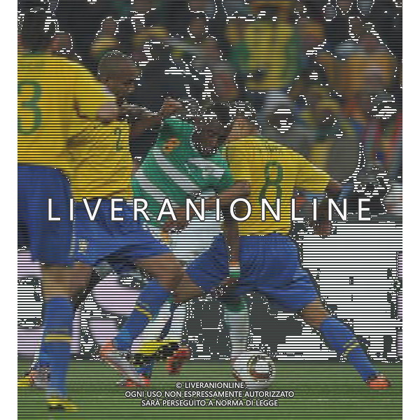 (100621) -- JOHANNESBURG, June 21, 2010 () -- Gilberto Silva of Brazil(R) fights for the ball with Salomon Kalou(2nd R) of Ivory Coast during their Group G soccer match at 2010 FIFA World Cup at Soccer City stadium in Johannesburg, South Africa, on June 20, 2010. Brazil won 3-1. (/Yang Lei)(xm) ©Photoshot/Agenzia Aldo Liverani Sas - ITALY ONLY: BRASILE - COSTA D\'AVORIO FIFA WORLD CUP CAMPIONATI MONDIALI SUD AFRICA 2010