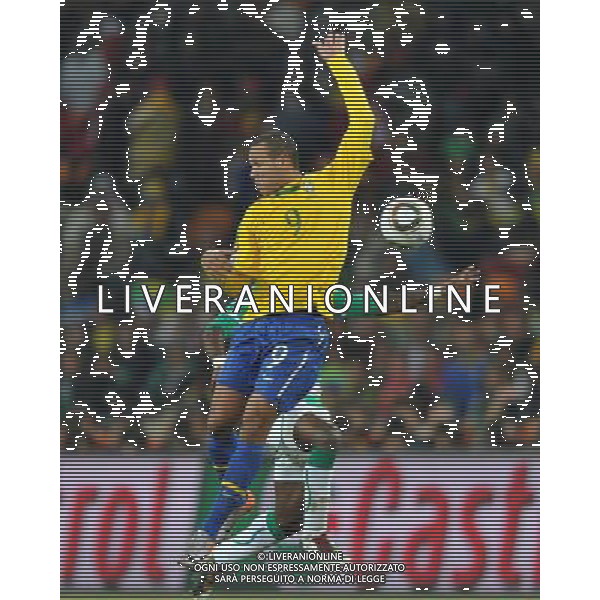 (100621) -- JOHANNESBURG, June 21, 2010 () -- Luis Fabiano of Brazil(front) fights for the ball with Siaka Tiene of Ivory Coast during their Group G soccer match at 2010 FIFA World Cup at Soccer City stadium in Johannesburg, South Africa, on June 20, 2010. Brazil won 3-1. (/Yang Lei)(xm) ©Photoshot/Agenzia Aldo Liverani Sas - ITALY ONLY: BRASILE - COSTA D\'AVORIO FIFA WORLD CUP CAMPIONATI MONDIALI SUD AFRICA 2010