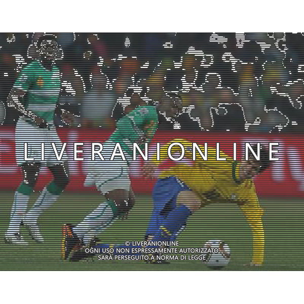 (100621) -- JOHANNESBURG, June 21, 2010 () -- Kaka of Brazil(R) fights for the ball during the Group G soccer match against Ivory Coast at 2010 FIFA World Cup at Soccer City stadium in Johannesburg, South Africa, on June 20, 2010. Brazil won 3-1. (/Yang Lei)(xm) ©Photoshot/Agenzia Aldo Liverani Sas - ITALY ONLY: BRASILE - COSTA D\'AVORIO FIFA WORLD CUP CAMPIONATI MONDIALI SUD AFRICA 2010