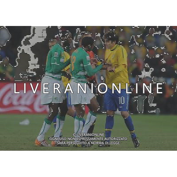 (100621) -- JOHANNESBURG, June 21, 2010 () -- Kaka of Brazil(1st R) argues with Kader Keita (2nd R) of Ivory Coast during their Group G soccer match at 2010 FIFA World Cup at Soccer City stadium in Johannesburg, South Africa, on June 20, 2010. Brazil won 3-1. (/Wang Yuguo)(xm) ©Photoshot/Agenzia Aldo Liverani Sas - ITALY ONLY: BRASILE - COSTA D\'AVORIO FIFA WORLD CUP CAMPIONATI MONDIALI SUD AFRICA 2010